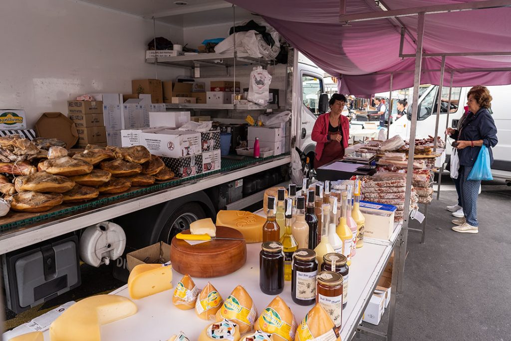 Puesto de quesos y embutidos en el mercadillo que se celebra en Cangas de Morrazo, Península de Morrazo,  los viernes.