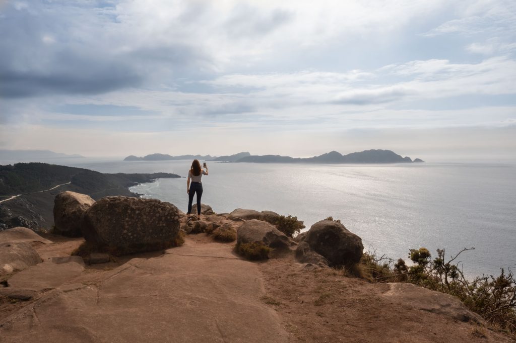 Panorámica del Monte do Facho con mujer que mira a las Islas Cíes.