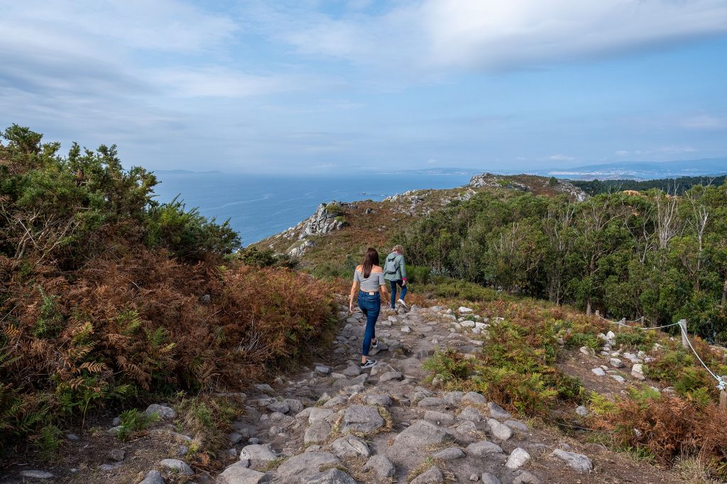 Panorámica de sendero de acceso a Monte do Facho con Islas Ons de fondo.