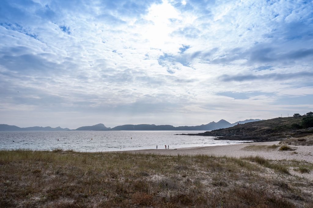 Playa de Melide con las Islas Cíes de fondo.