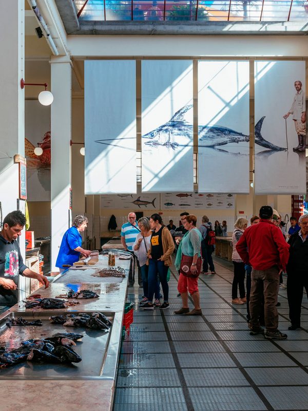 Interior pescaderia mercado dos lavradores