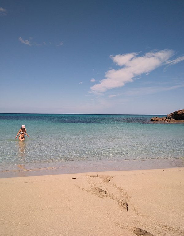 Chica en Cala Torta, mallorca