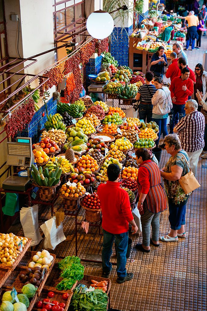 Puestos de los vendedores de frutas tropicales en Mercado dos Lavradores, Funchal.