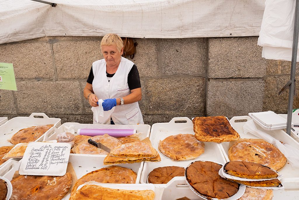 Puesto de empanadas gallegas en el mercadillo de Cangas en la Península de Morrazo, Pontevedra.