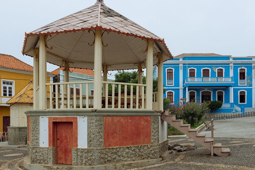 Viajar a Cabo Verde: Kiosco de música y sobrado en Sao Felipe, Fogo