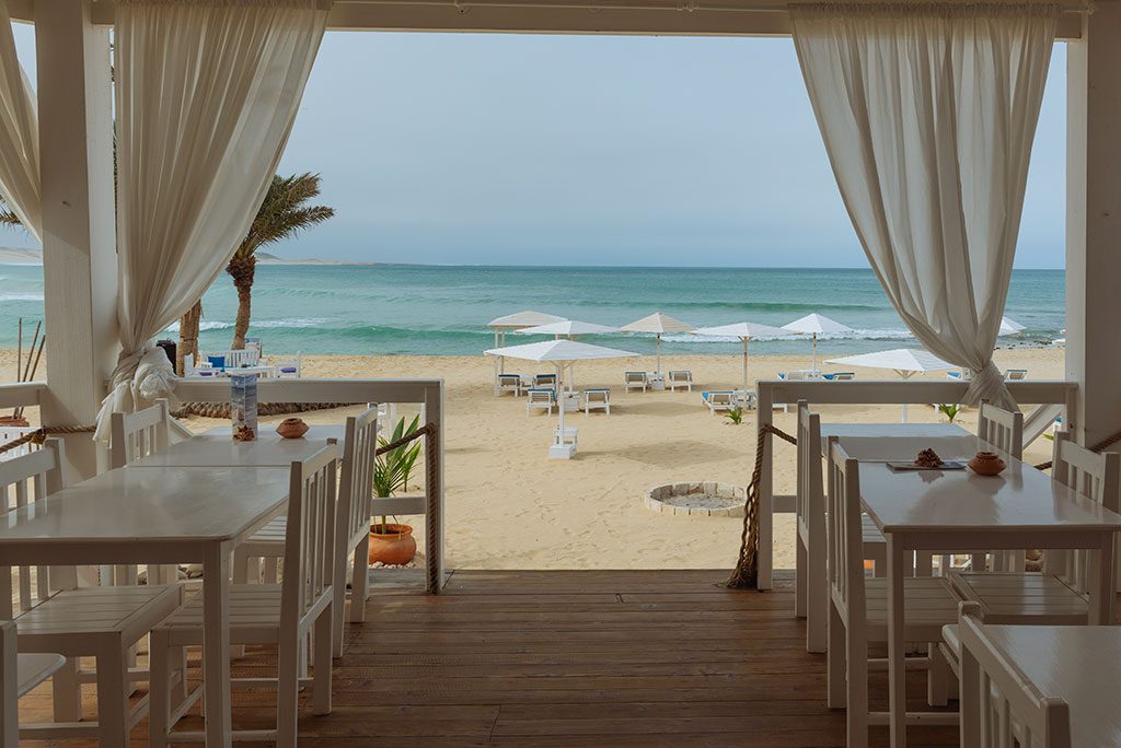 Viajar a Cabo Verde, beach club en playa de Chaves en Boa Vista