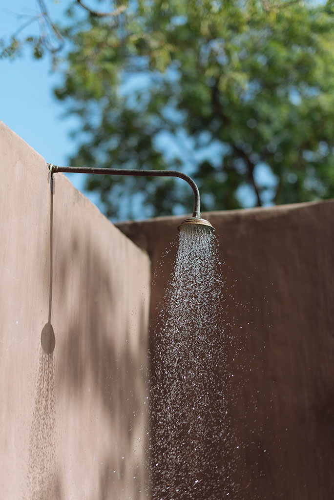 Ducha al aire libre en Fathala Lodge