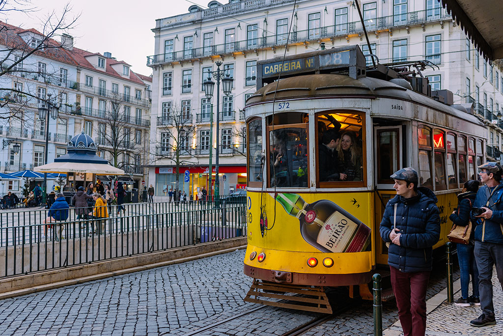 Tranvía 28 en la plaza de Chiado en Lisboa