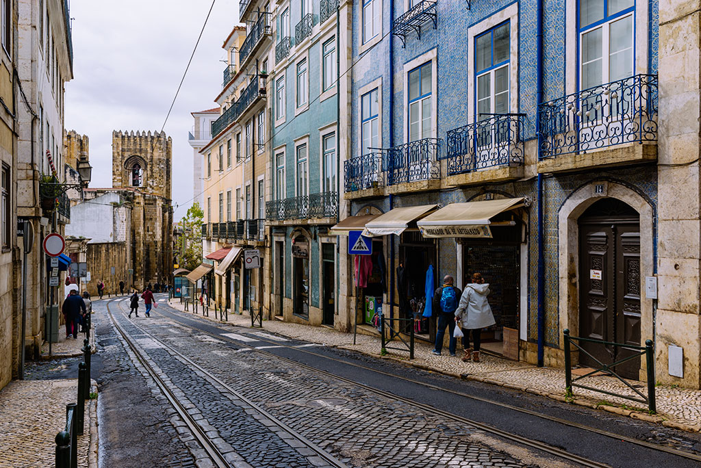 Vias del tranvía en calle de Lisboa