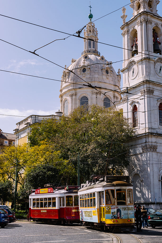 Tranvía 28 en Lisboa en basílica da estrela