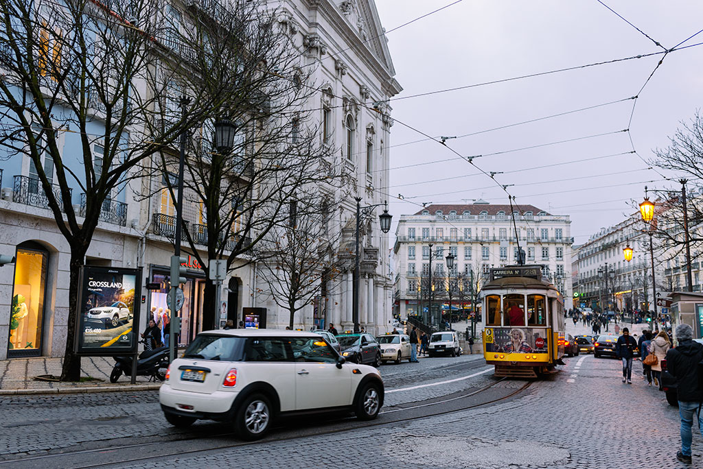 Tranvia 28 en Chiado, Lisboa