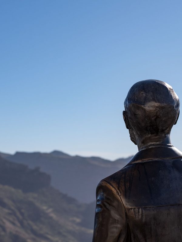 Escultura de Unamuno mirando a la cumbre de Gran Canaria