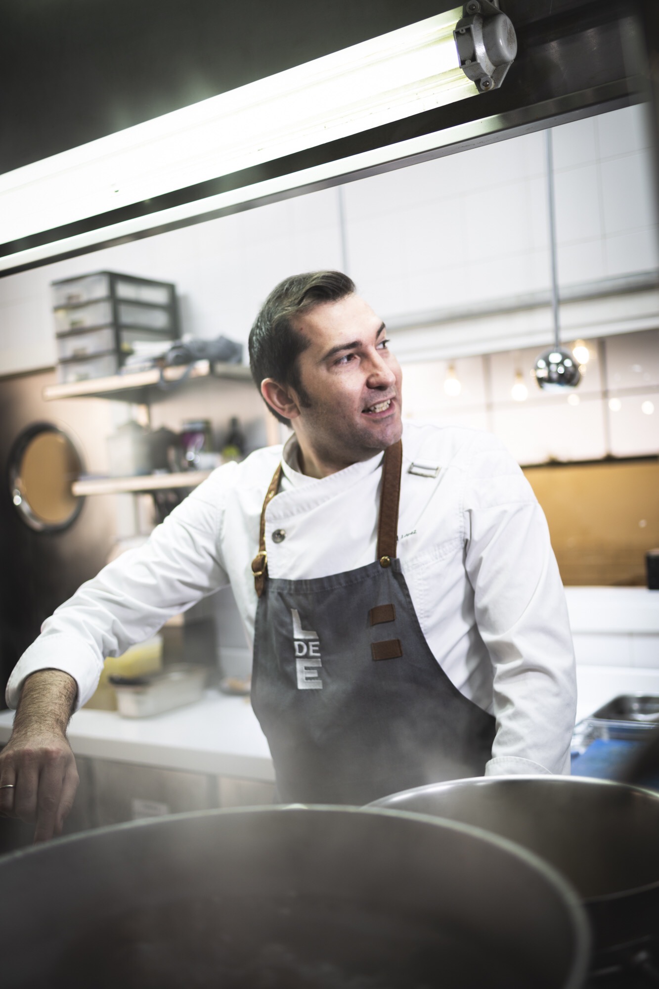 El Chef David López en las cocinas del restaurante Local de Ensayo. Comer en Murcia