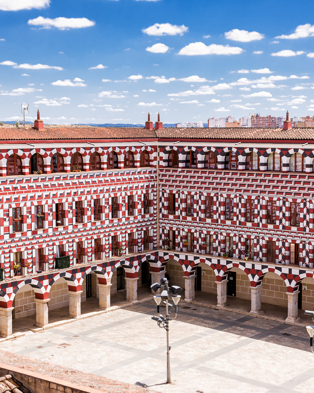 Plaza Alta de Badajoz con sus fachadas decoradas
