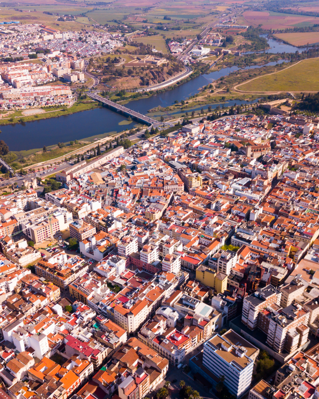 Vista aérea de Badajoz junto al río Guadiana