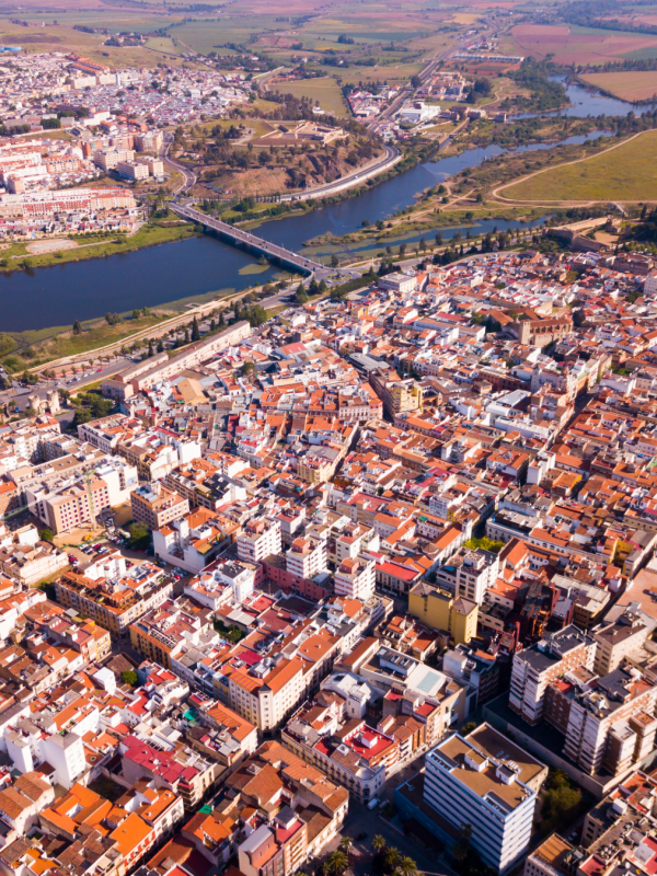 Vista aérea de Badajoz junto al río Guadiana