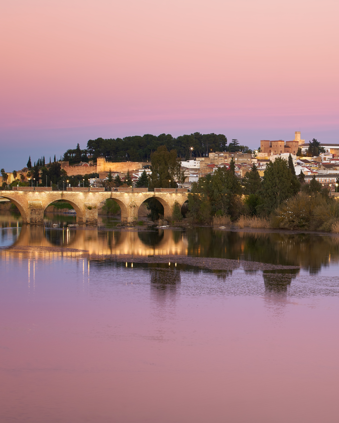 Puente sobre el río Guadiana en Badajoz al atardecer
