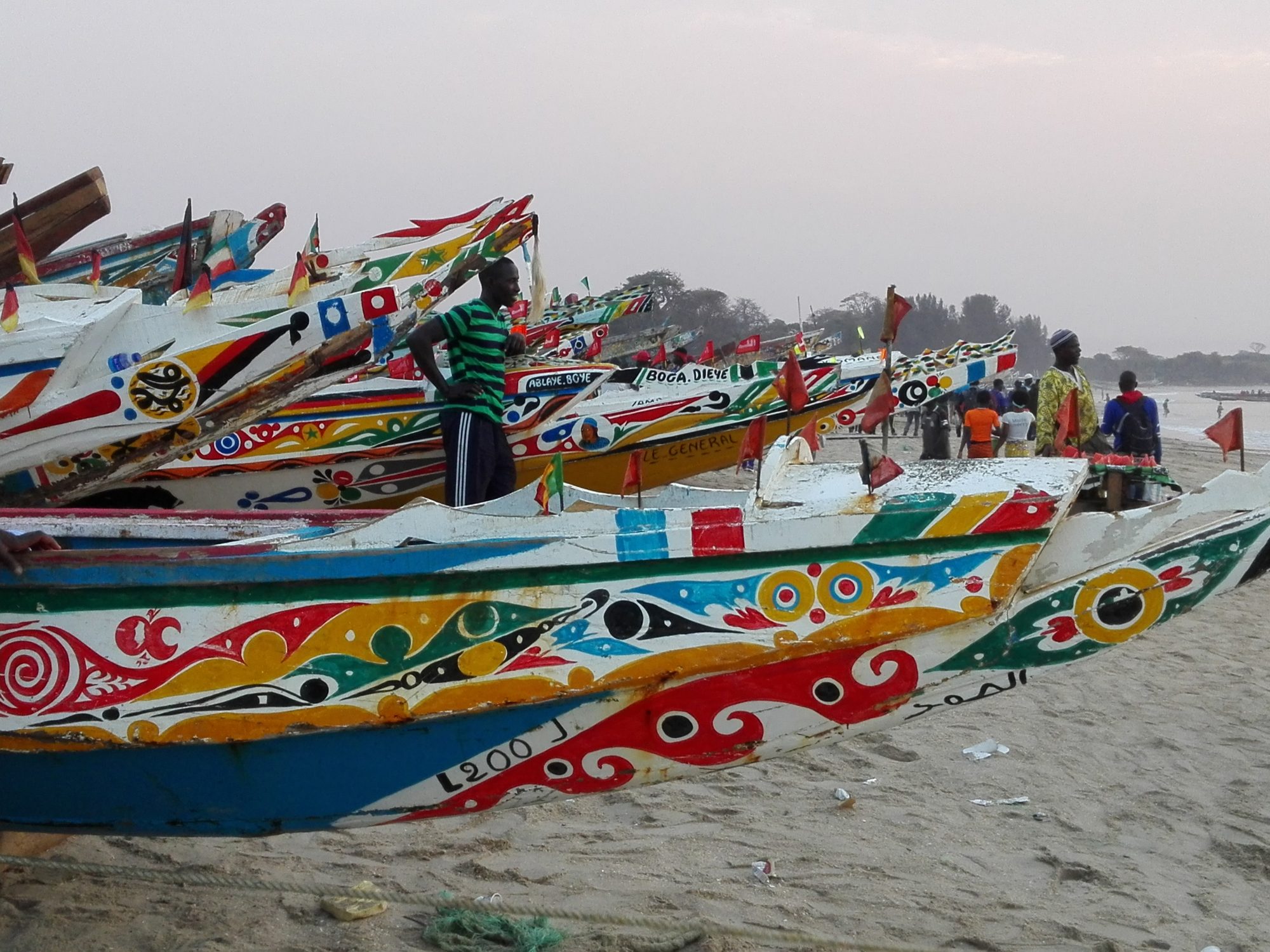 Barcas tradicionales de pesca en la costa de Senegal con colores típicos africanos