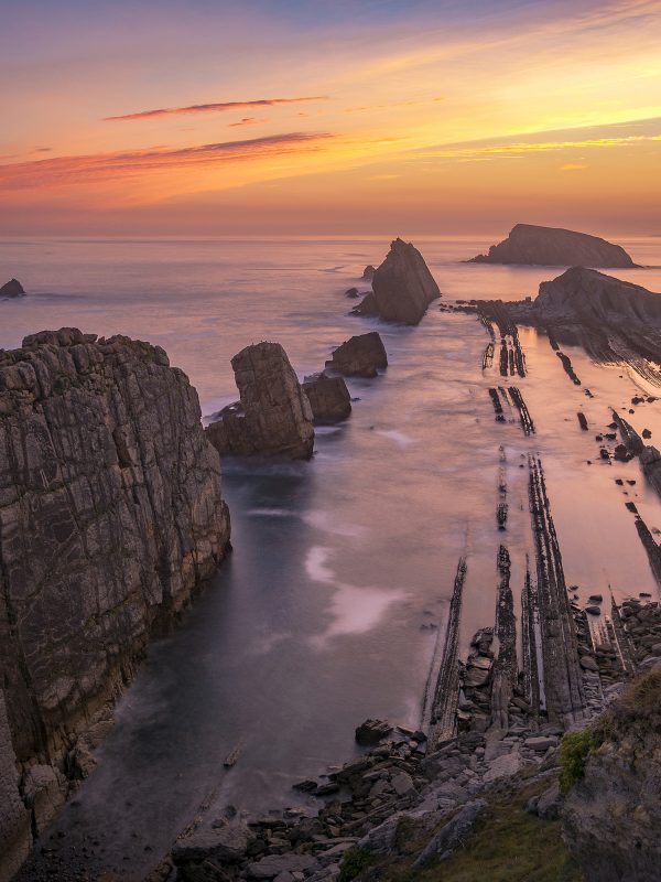 Acantilados de la costa de Cantabria al amanecer, cerca de Santander