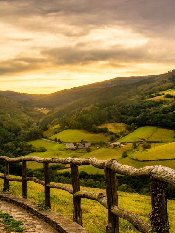 Paisaje de otoño en Asturias con montañas, bosques dorados y ambiente rural